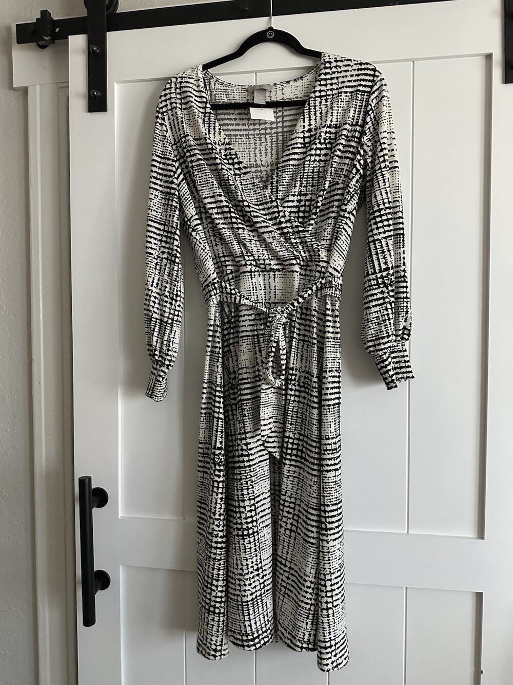 H&M Women’s L Black White Plaid A-Line Knee Dress V-Neck Long Sleeve